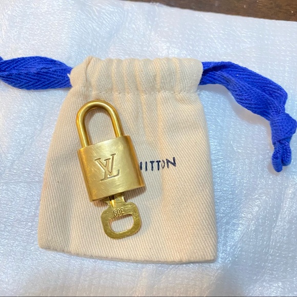 ❤️❤️❤️Sold sold❤️❤️Authentic Louis Vuitton lock and key 309